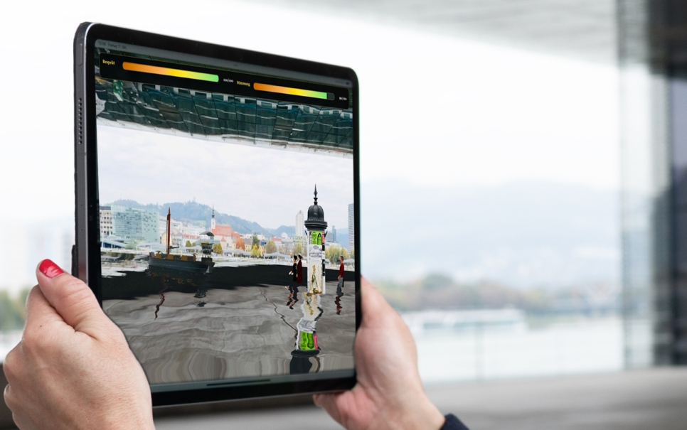 Tablet mit Virtual-Reality-Szene, im Hintergrund Stadtansicht durch Fenster.