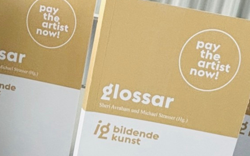 Logo und Buchcover "pay the artist now!" in beige und weiß.