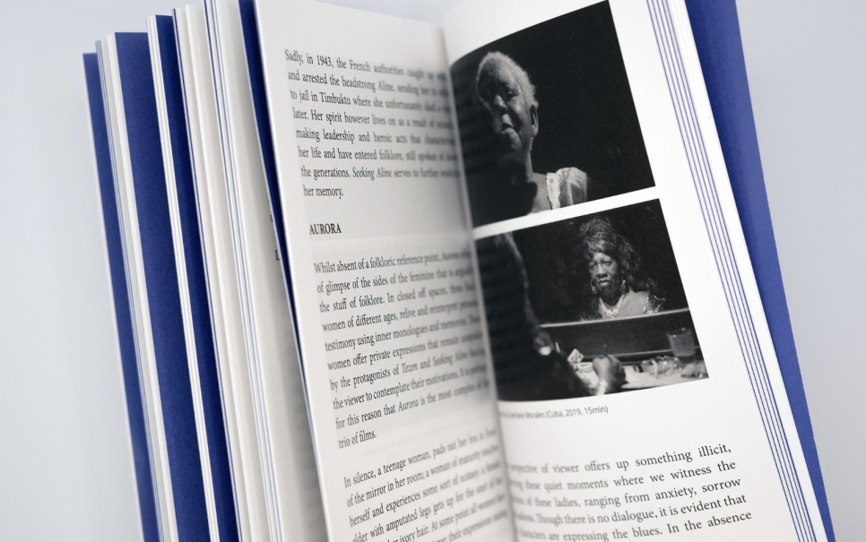 Offenes Buch mit Text und zwei Fotos von Personen in Schwarz-Weiß.