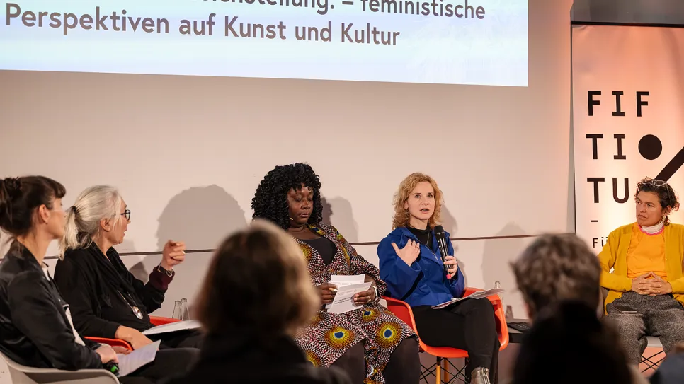 Podiumsdiskussion mit fünf Frauen zum Thema Feminismus in Kunst und Kultur.