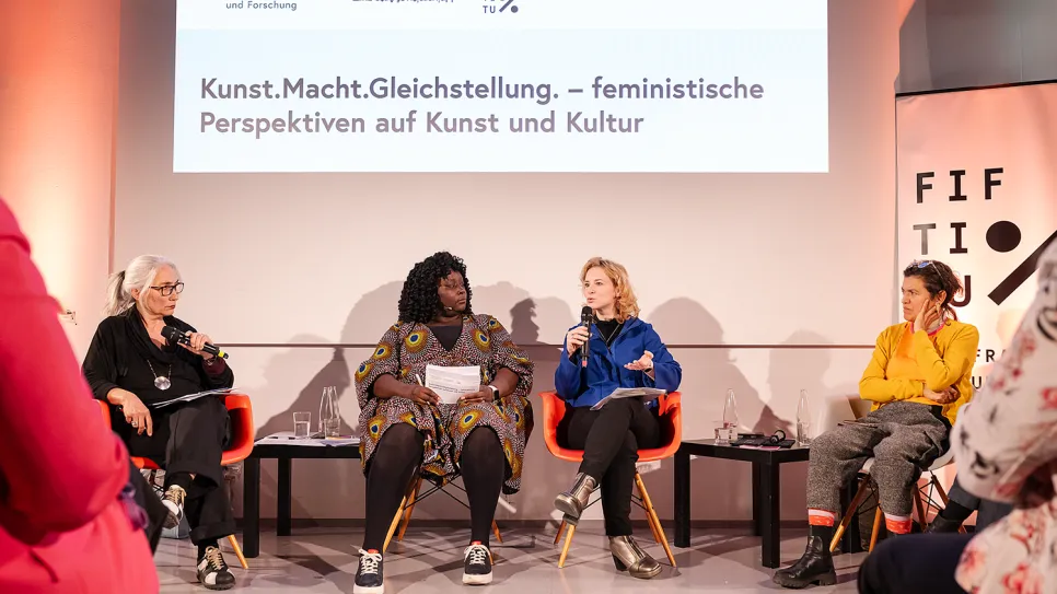Podiumsdiskussion mit vier Frauen zu feministischen Perspektiven auf Kunst und Kultur.
