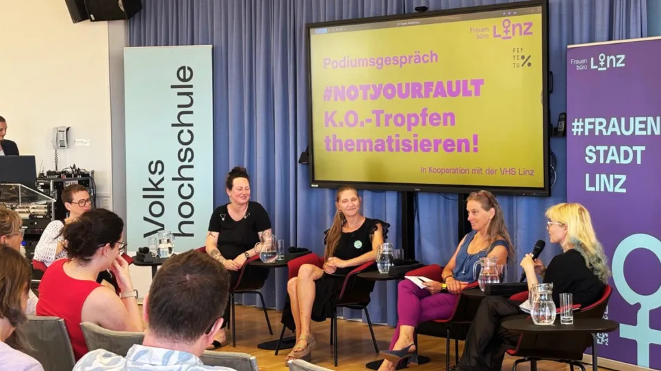 Podiumsdiskussion über K.O.-Tropfen, vier Frauen auf einer Bühne vor Publikum.