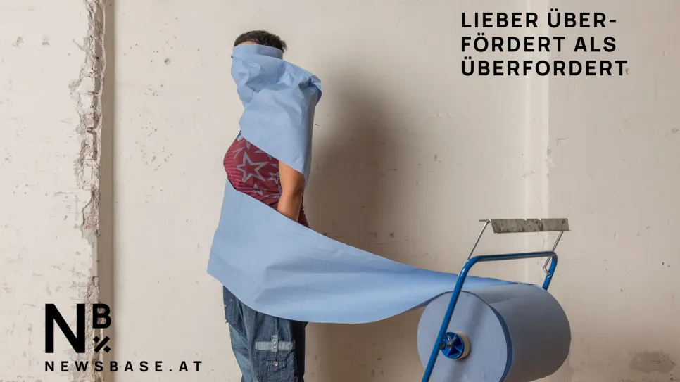 Person in blauer Papierrolle gewickelt, daneben Slogan "Lieber über-fördert als überfordert".