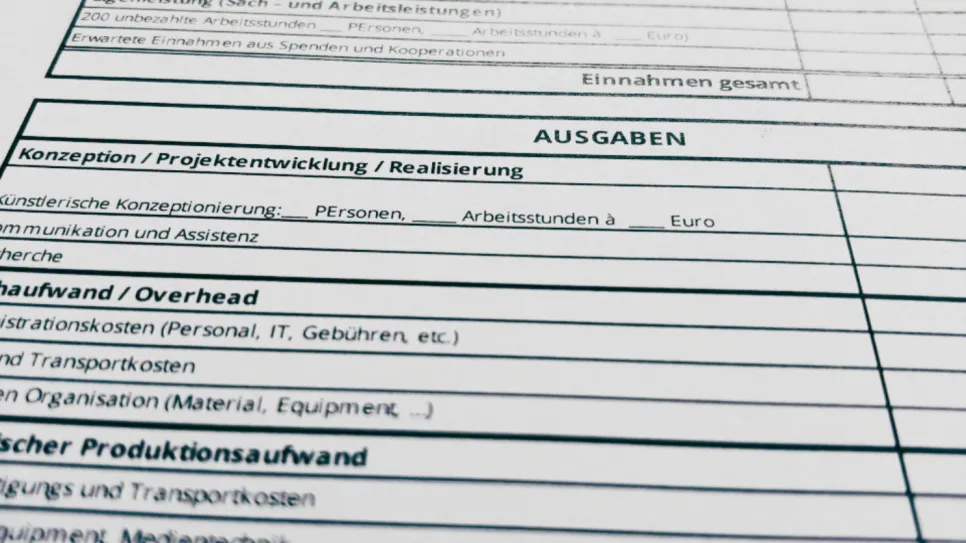 Tabellenkalkulation mit Ausgabenkategorien auf Deutsch und Englisch.