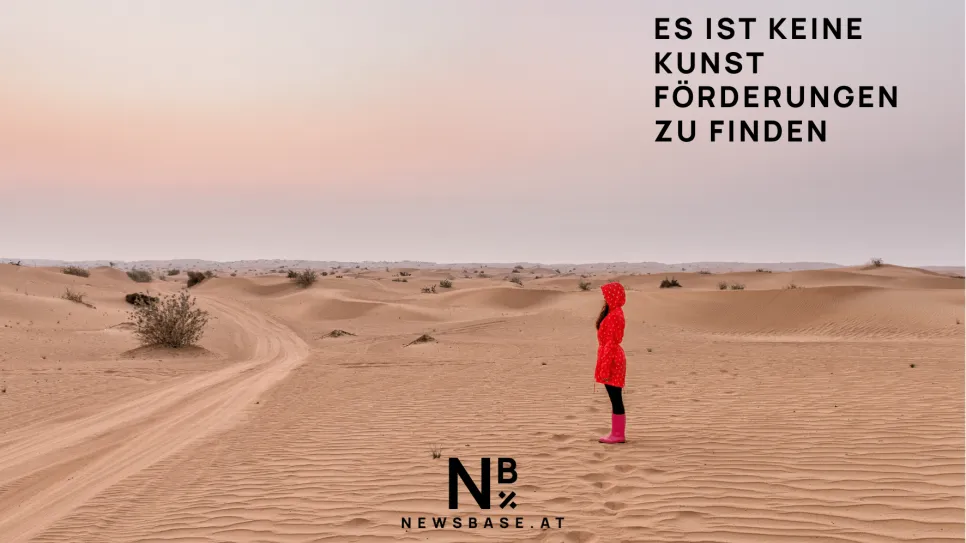 Person in roter Jacke steht in Wüste, Text: "Es ist keine Kunst Forderungen zu finden", Logo unten.