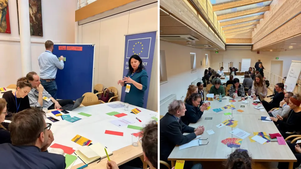 Workshop-Sitzung mit mehreren Personen, Diskussion um einen Tisch, bunten Materialien.