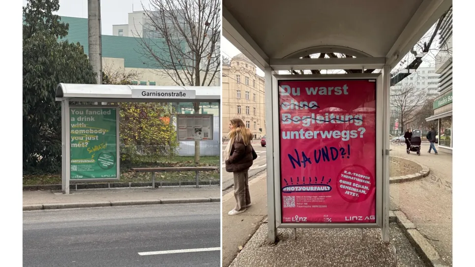 Bushaltestelle mit Plakat der feministischen Organisation und rosa Hintergrund.