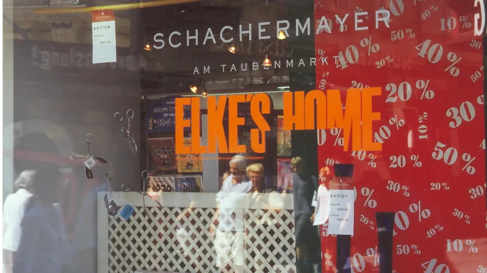 Schaufenster mit roten Prozentzeichen und dem Text "Schachermayer An Taubenmarkt Elkes Home".