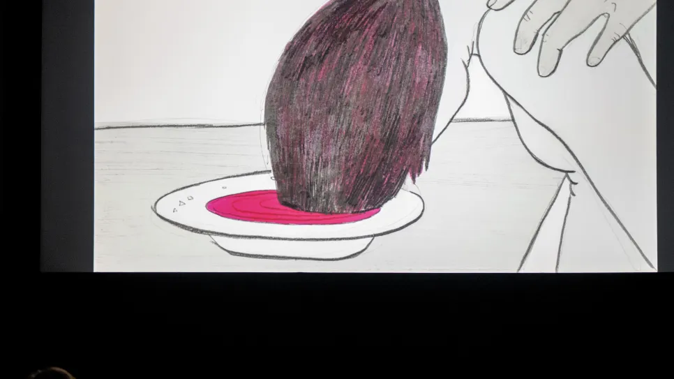 Illustration einer Person mit Kopf über einem Teller in einem Kinosaal.