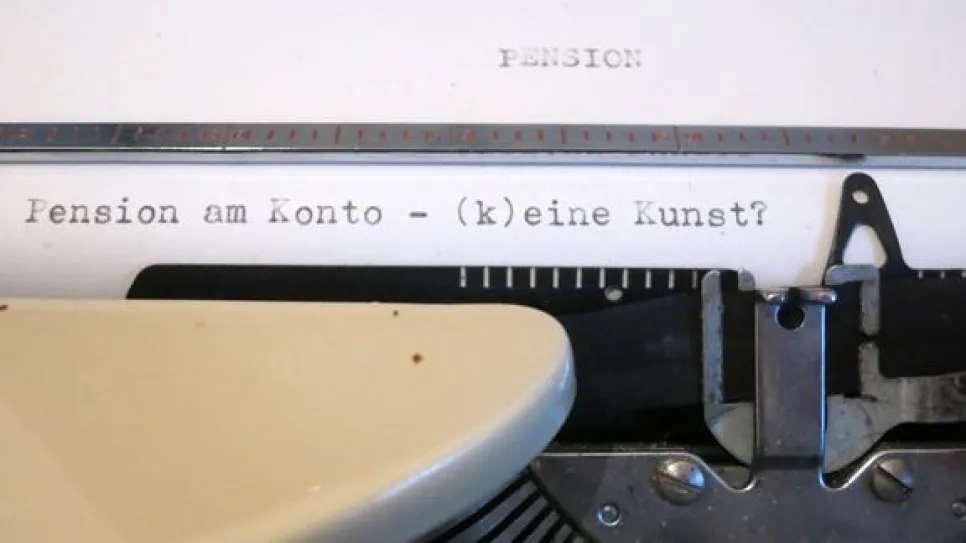 Alte Schreibmaschine tippt Text auf weißem Papier.