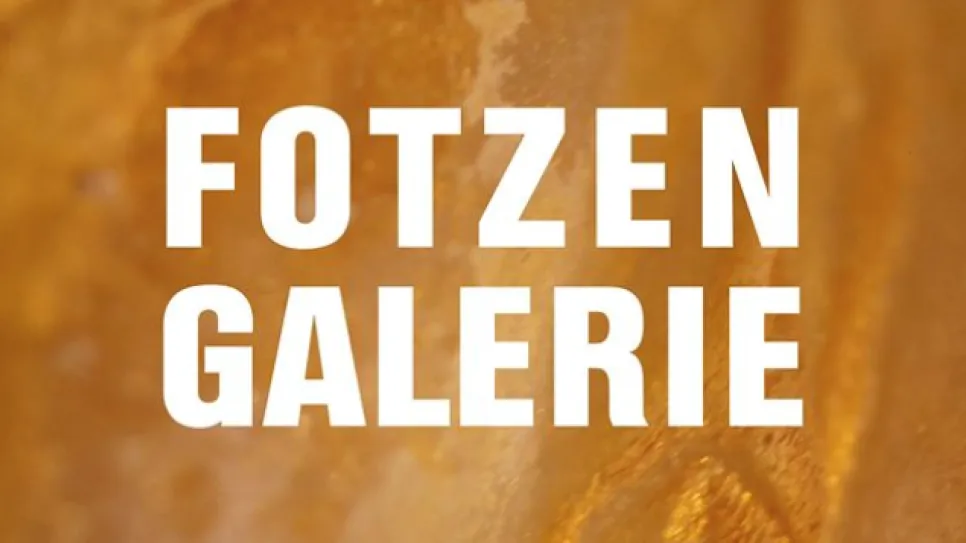 Goldener Hintergrund mit weißem Text.