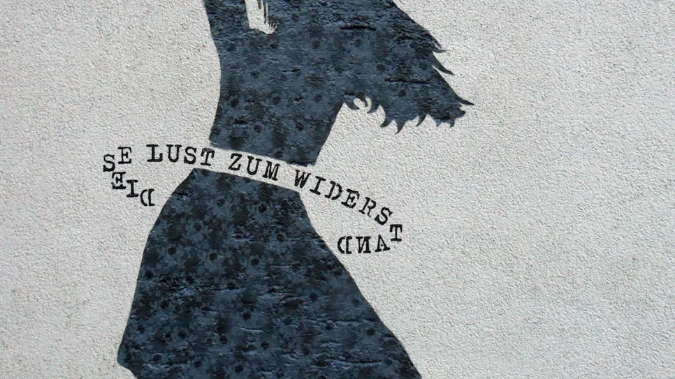 Silhouette einer tanzenden Frau, Arme erhoben, Graffiti-Stil.