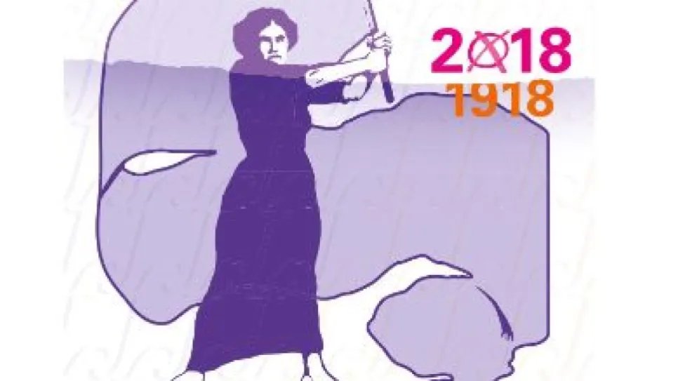 Frau in lila Kleid schwingt einen Hammer, Jahreszahlen 2018 und 1918 in pink und orange.