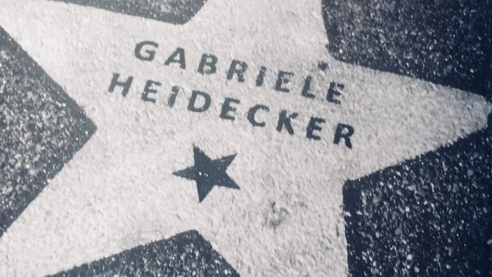 Stern mit der Aufschrift "Gabriele Heidecker" auf Gehweg.