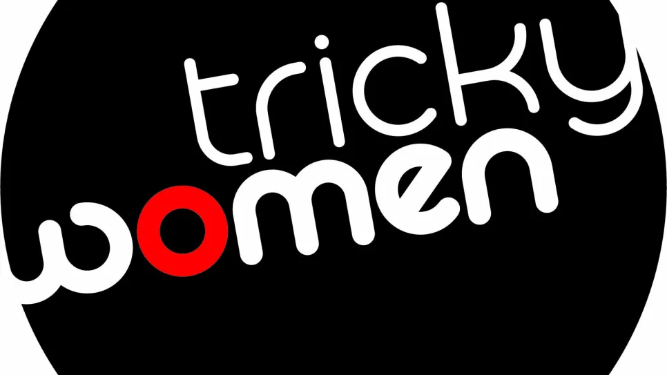 Schwarzer Kreis mit weißer Schrift "tricky women", Buchstabe "o" in Rot.