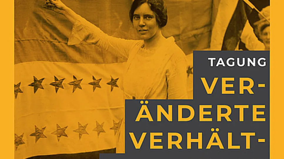 Frau hebt Glas, posiert vor Flagge. Sepia-Ton, feierlicher Ausdruck.