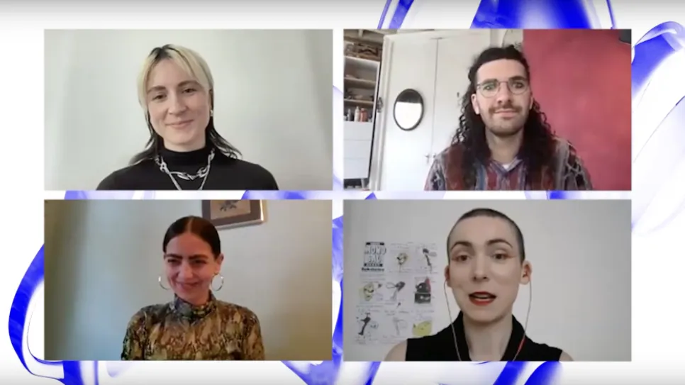 Vier Personen in einem Videogespräch, lächeln.