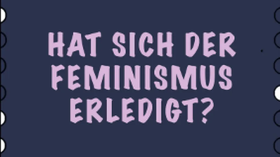 Dunkelblaues Grafikdesign mit Text: "Hat sich der Feminismus erledigt?" in Rosa.
