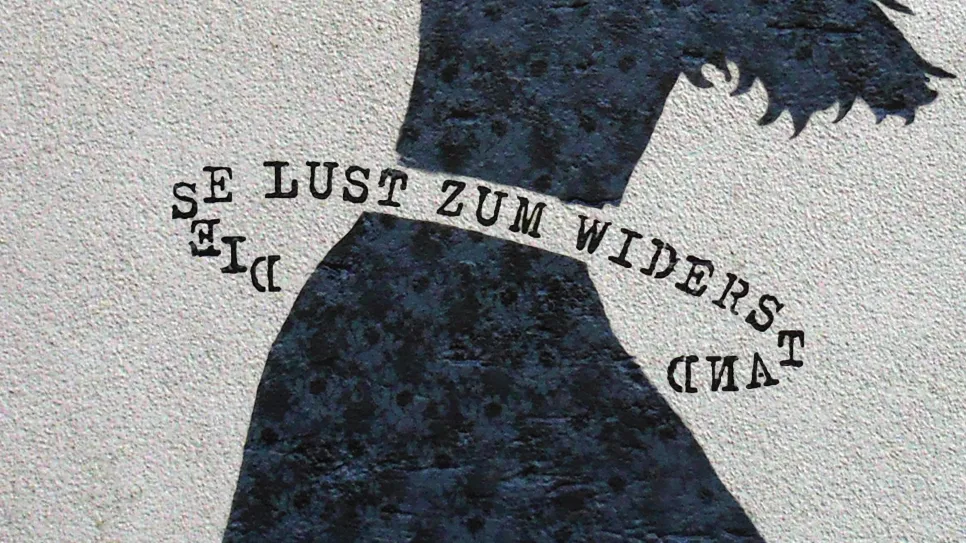 Silhouette einer jubelnden Frau mit erhobenen Armen.