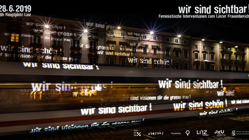 Fotografie einer Straßenbahnhaltestelle bei Nacht, mit reflektierenden Lichtern am Zug.