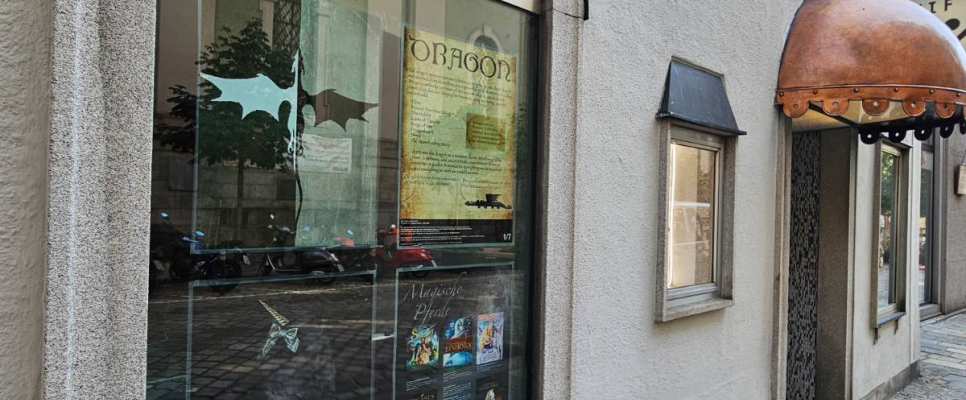 Schaufenster mit Plakaten