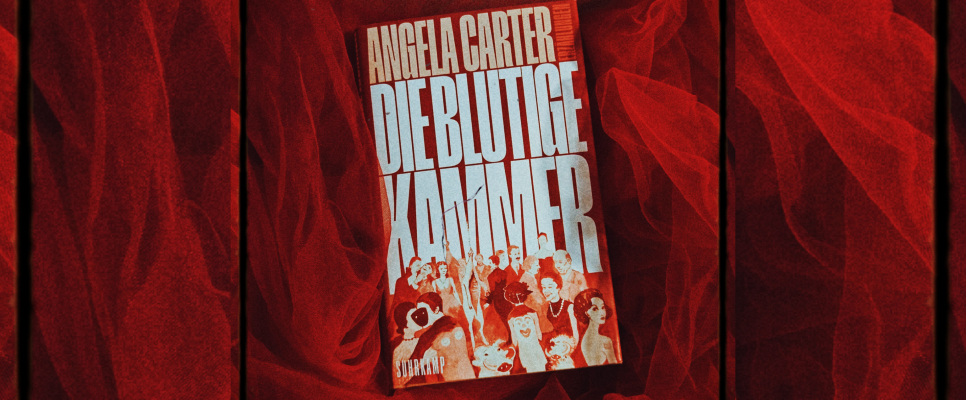 Buchcover von Angela Carters "Die blutige Kammer" auf rotem Stoff.
