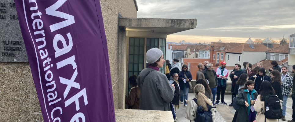Teilnehmerinnen stehen vor einem Gebäude bei der MarxFem International Conference.