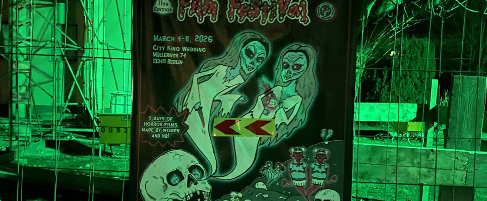 Grafikposter, grün beleuchtet: Zombies neben Totenschädeln, Werbung für Festival.