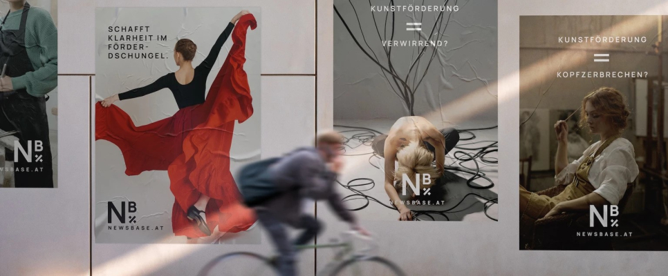 Posters an einer Wand, diffuse Bewegungsunschärfe eines Radfahrers im Vordergrund.