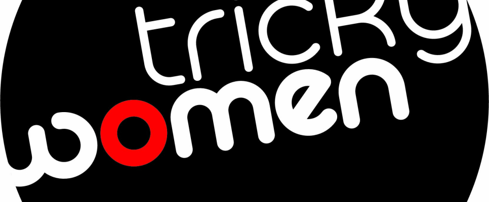 Schwarzer Kreis mit weißer Schrift "tricky women", Buchstabe "o" in Rot.