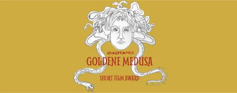 Goldene Medusa-Logo mit Medusa-Kopf und Schlangen auf gelbem Hintergrund.