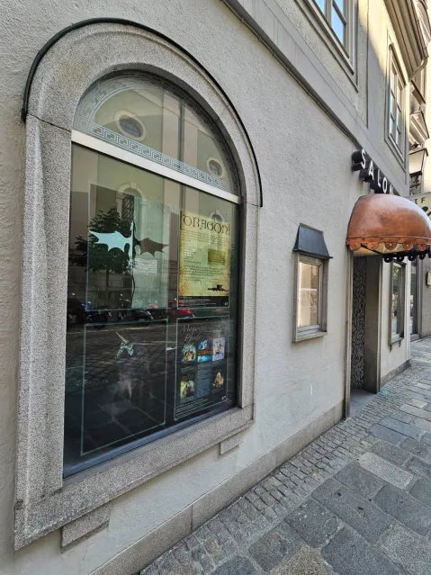 Schaufenster mit Plakaten