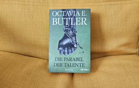 Buchcover von "Die Parabel der Talente" von Octavia E. Butler auf gelbem Hintergrund.