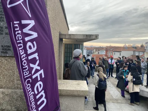 Teilnehmerinnen stehen vor einem Gebäude bei der MarxFem International Conference.