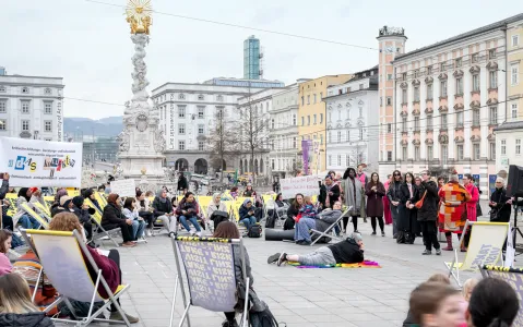 Menschen auf Versammlung in Stadtplatz, bunte Banner, entspannte Stimmung.