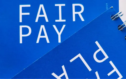 Blauer Hintergrund mit weißem Text "FAIR PAY".