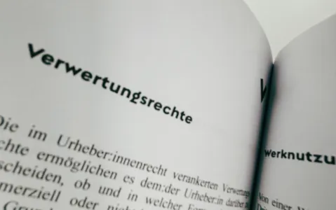 Offenes Buch mit Text über Verwertungsrechte.