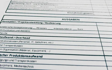 Tabellenkalkulation mit Ausgabenkategorien auf Deutsch und Englisch.