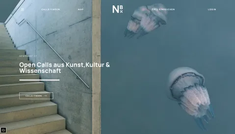 Treppenhaus und Quallen in einem türkisfarbenen Hintergrund; Text über Kunst und Kultur.