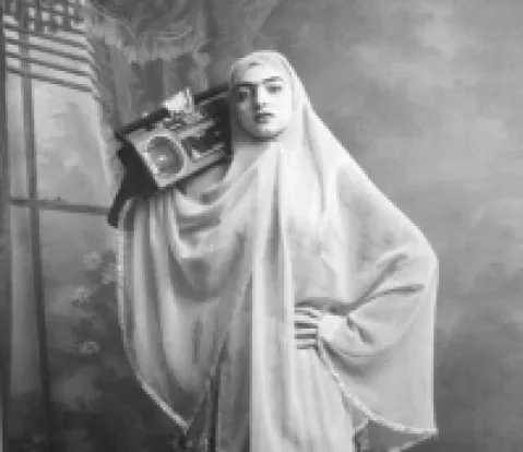 Eine Frau in traditioneller Kleidung hält ein Radio.