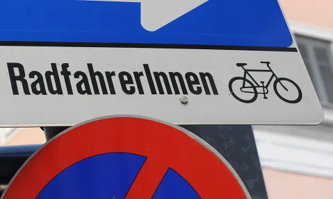 Verkehrsschild mit "RadfahrerInnen" und Fahrrad-Symbol.