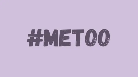 #MeToo-Text in dunklem Lila auf hellem lila Hintergrund.