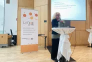 Eine Frau steht und redet im Mikrofon