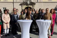 Viele Frauen stehen rund um die Stehtische bei der Pressekonferenz.