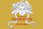 Goldene Medusa-Logo mit Medusa-Kopf und Schlangen auf gelbem Hintergrund.