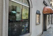 Schaufenster mit Plakaten