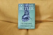 Buchcover von "Die Parabel der Talente" von Octavia E. Butler auf gelbem Hintergrund.