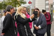 Frauen machen ein Selfie in der Stadt, lächelnd und fröhlich.