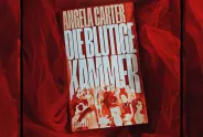 Buchcover von Angela Carters "Die blutige Kammer" auf rotem Stoff.