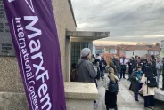 Teilnehmerinnen stehen vor einem Gebäude bei der MarxFem International Conference.